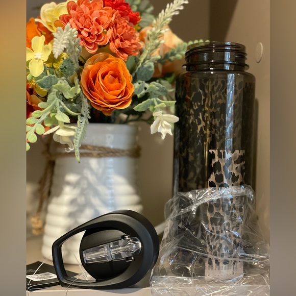 🍼Victoria Secret water bottle one size BNWT - Picture 1 of 6